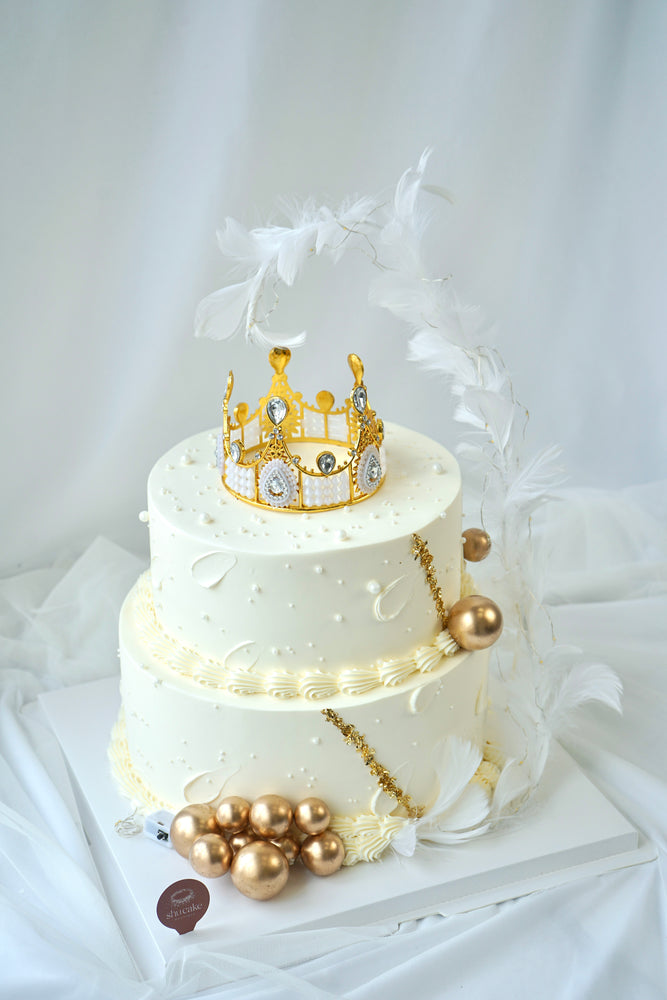 
                  
                    Feather Crown Elegant Cake
                  
                
