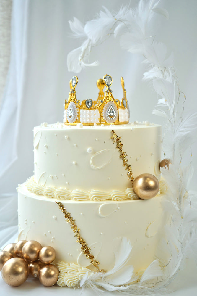 
                  
                    Feather Crown Elegant Cake
                  
                