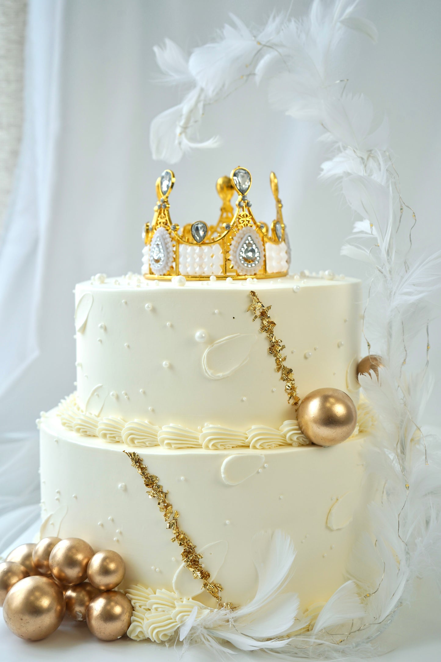 
                  
                    Feather Crown Elegant Cake
                  
                